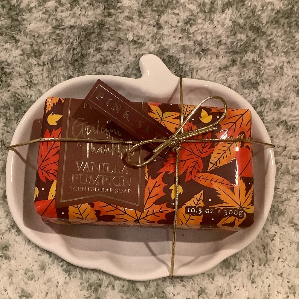Vanilla Pumpkin Scented Bar Soap & Ceramic Pumpkin Soap Dish NWT 6”x 5.75”